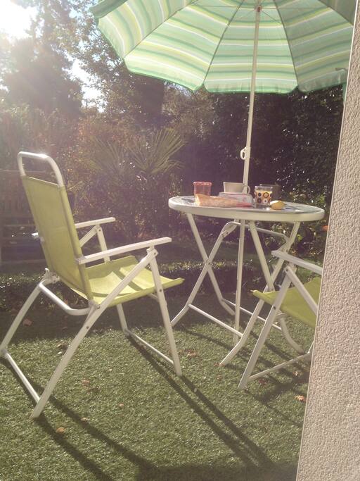 Vous pourrez profiter pleinement du jardinet exposé plein sud avec sa terrasse