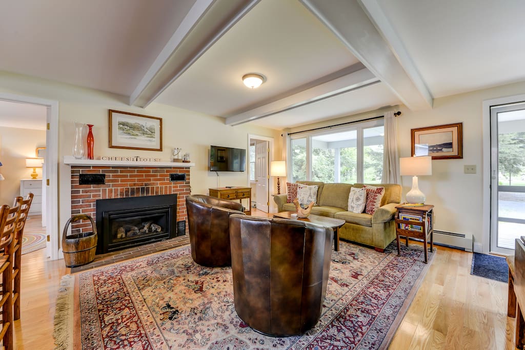 Living Room With Gas Fireplace