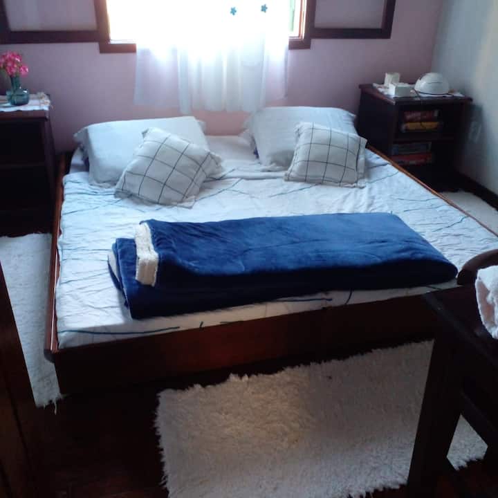 מיטת קווין סייז יפנית עם חדר שינה ראשי 2 