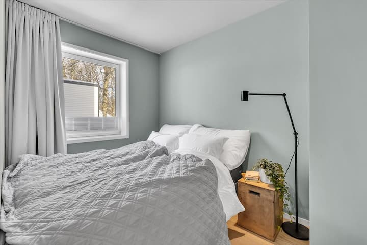 Dhoma e dytë e gjumit, kati i parë.