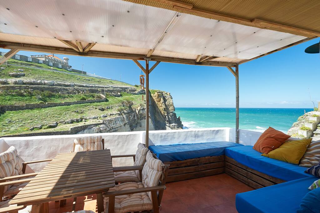 Stunning beach house on the cliff Houses for Rent in Colares, Lisboa