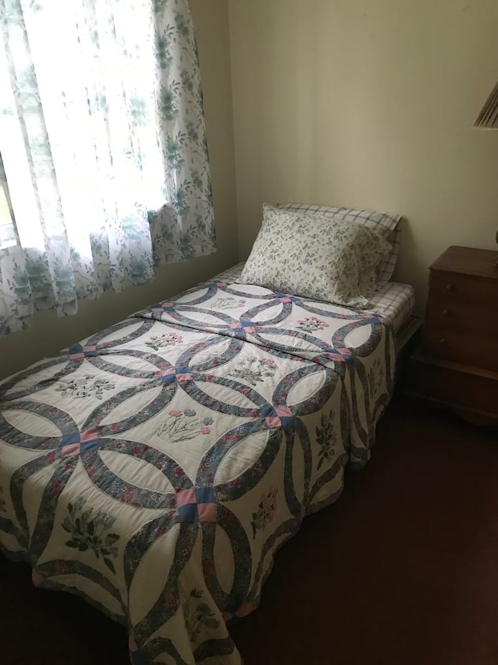 双人床。第二间卧室。