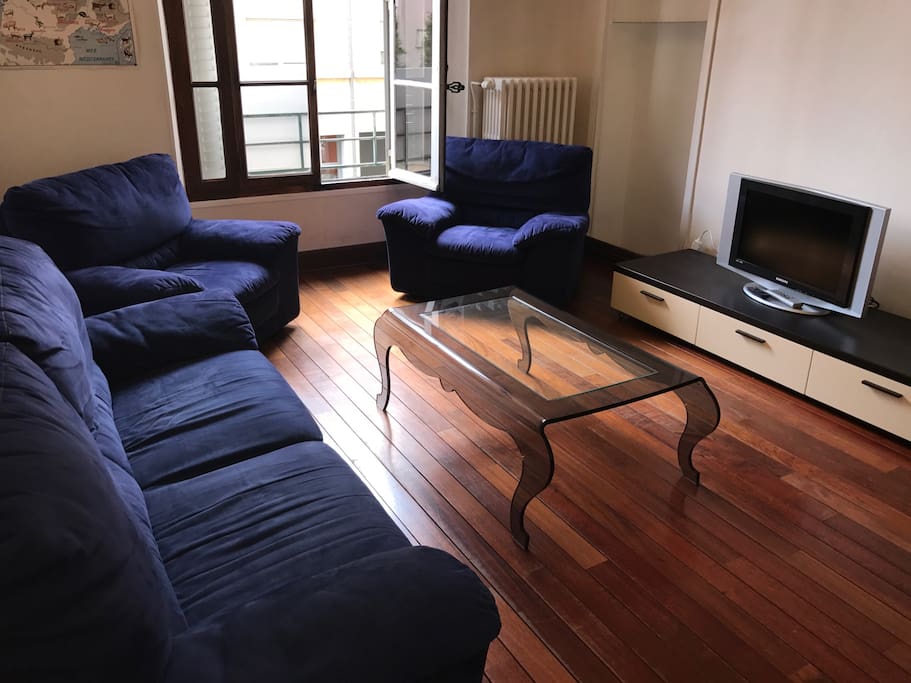 Salon cosy avec TV