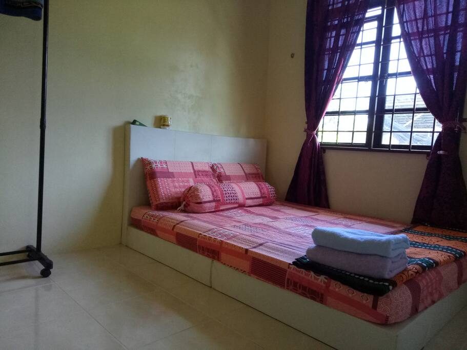 Bilik Tidur 3
Kipas,cermin,meja katil,tuala,pengangkut baju
