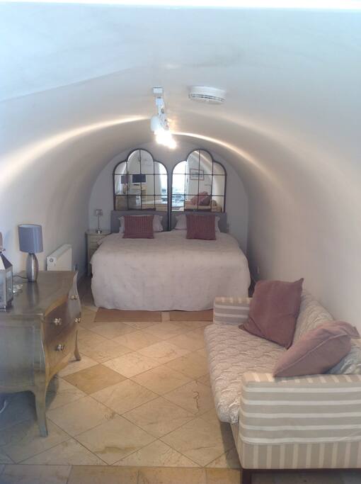 King size bed arrangement
