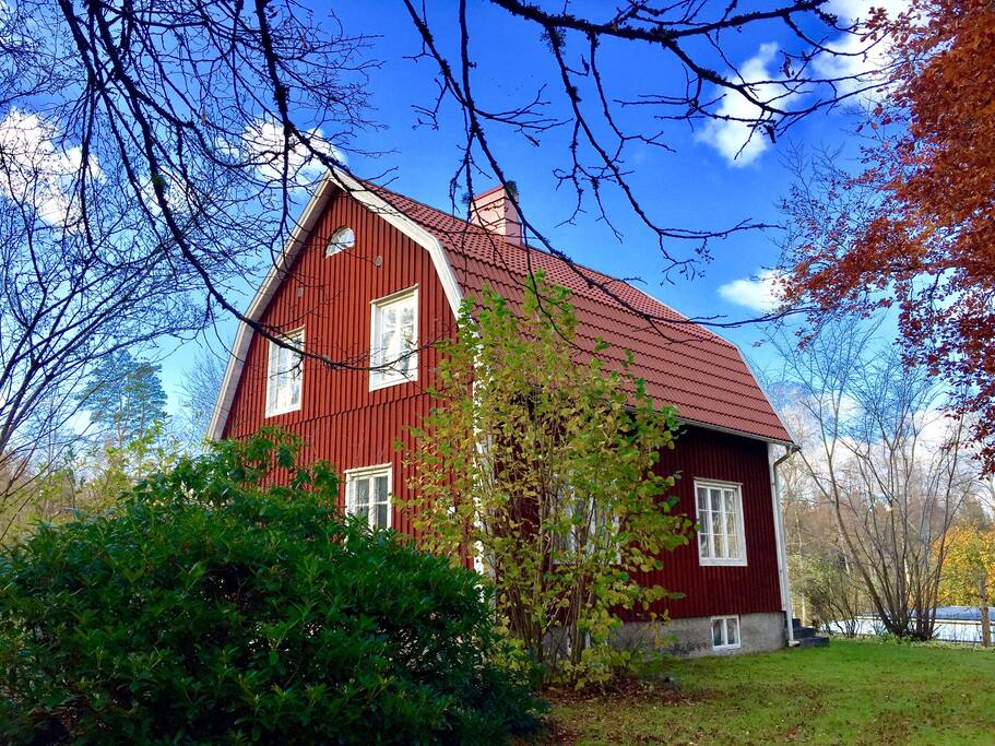 Svenskrød og himmelblå i efterårsfarver