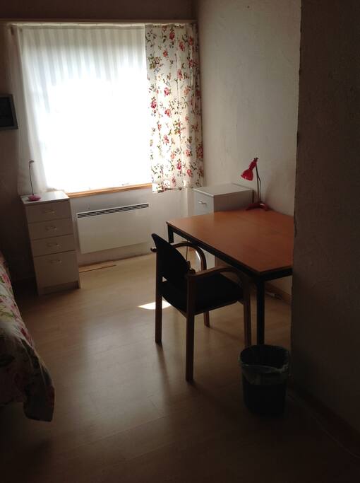 one desk with 250Mbit/s internet