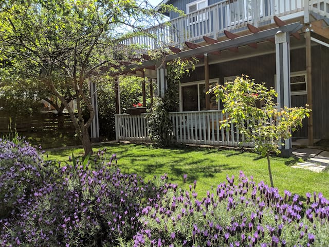 Alberta Arts Bungalow – 4 Bedroom gallery image 2