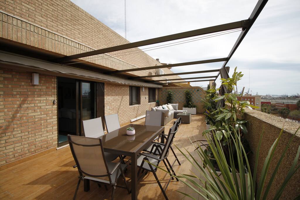 Espectacular terraza con mesa para 6 comensales.Amplio y cómodo sofá al fondo.