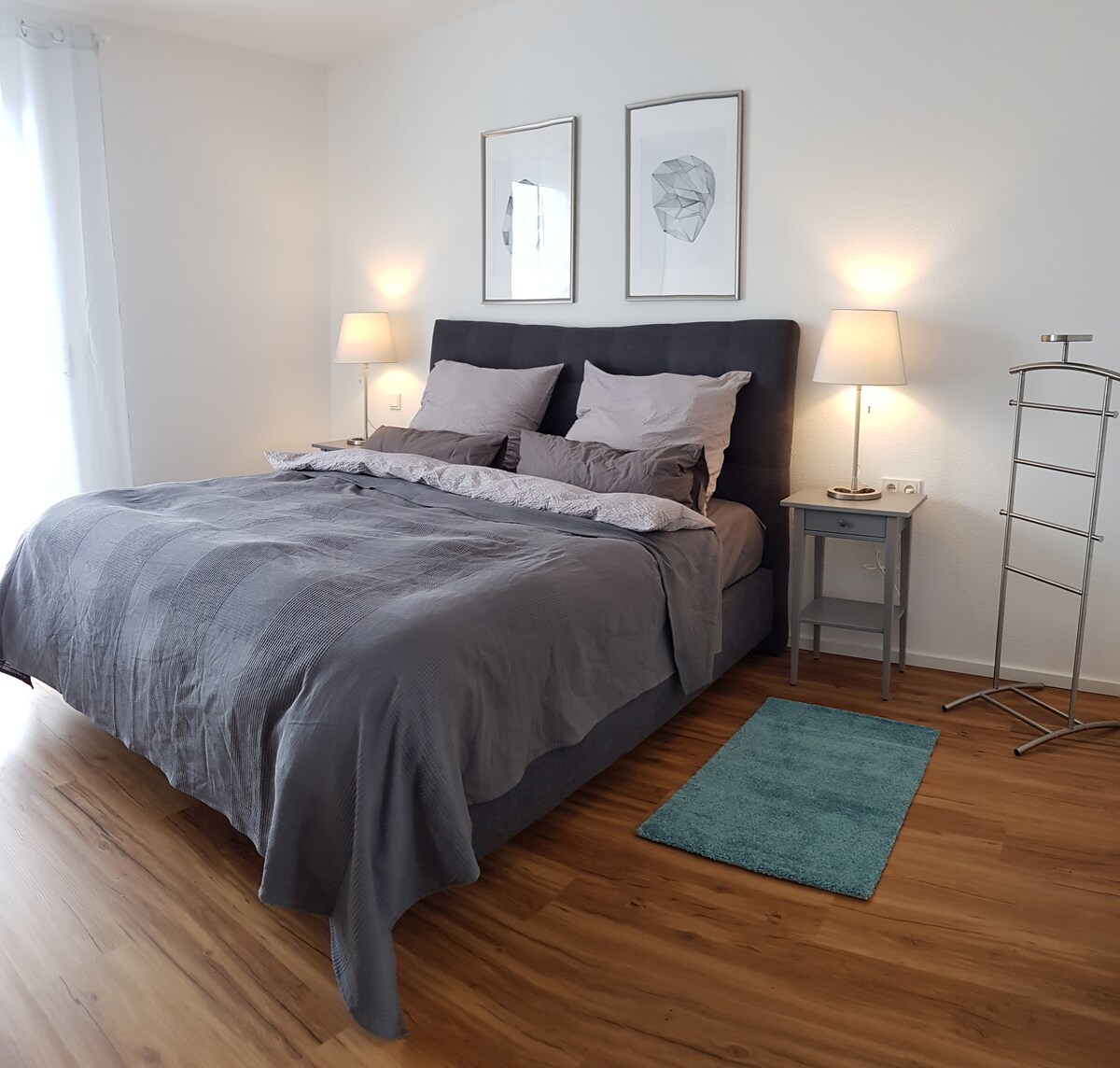 Bedroom with box spring bed 180x200cm