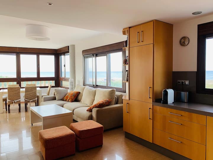 FULLT UTRUSTAT KÖK MED STORT INBYGGT KYLSKÅP