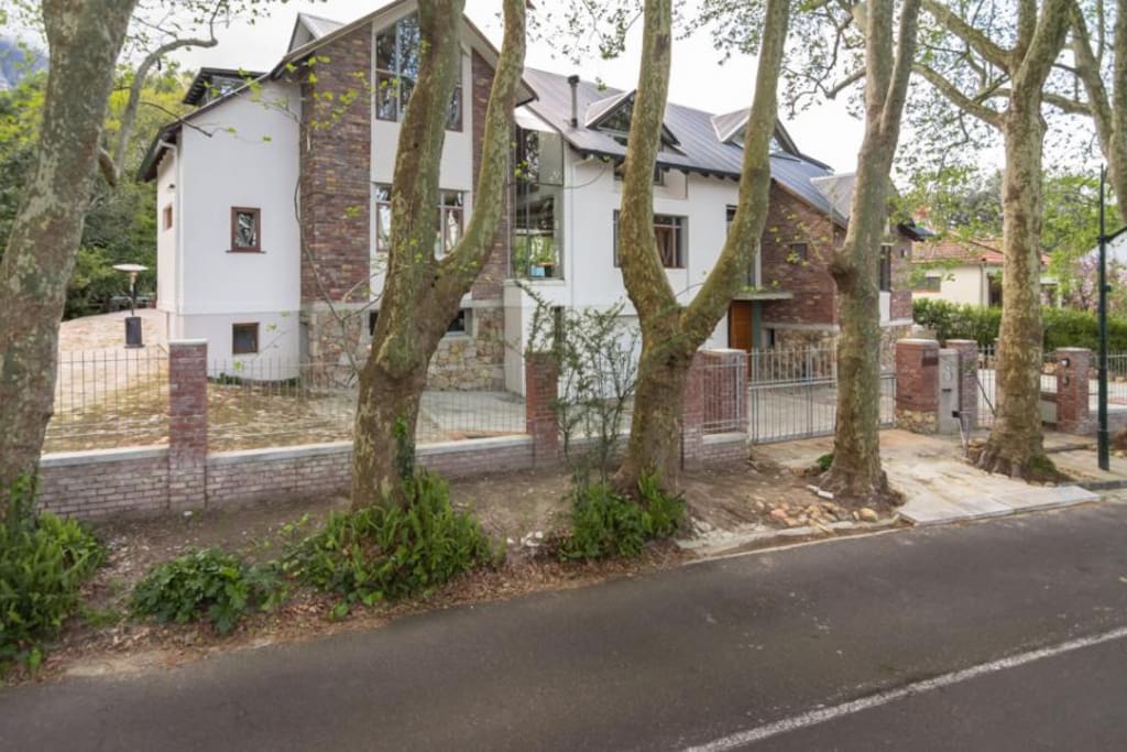 Beautiful Avenue with easy access to major roads & lots of secure parking.