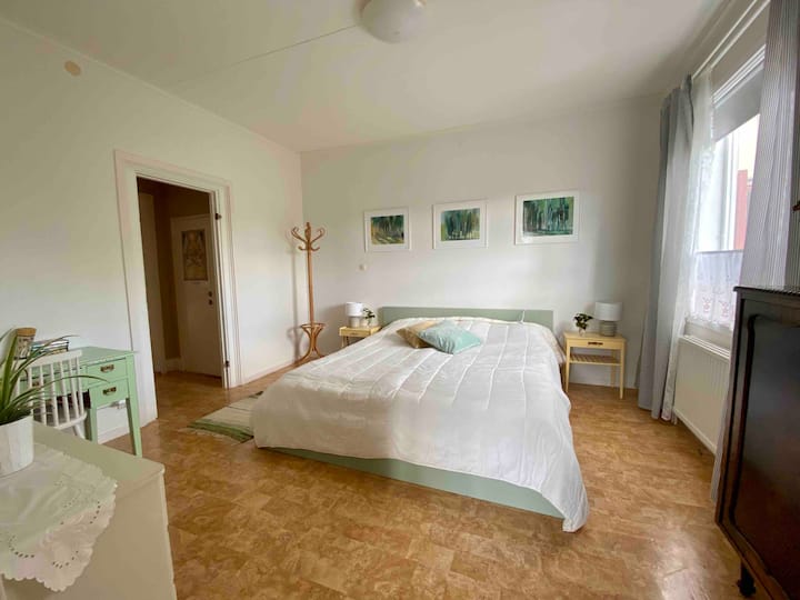 Spavaća soba 1. 
Tu je bračni krevet (180 cm) s mekim madracem za one koji žele odabrati. Tu su i agencija za odlaganje odjeće i radni stol. 