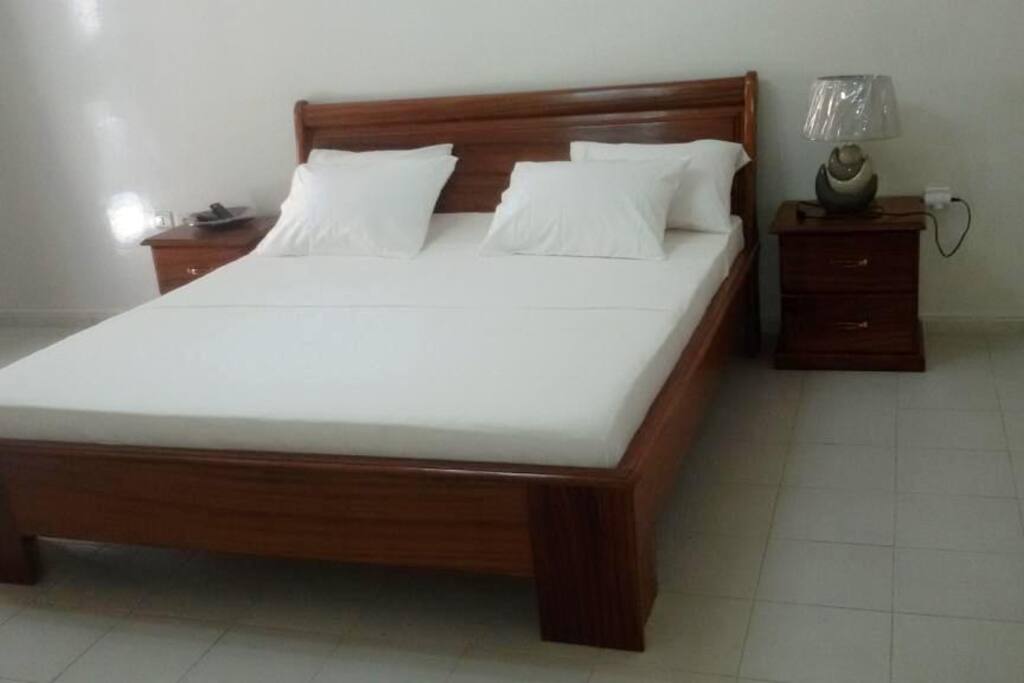 Lit confortable avec un matelas orthopédique