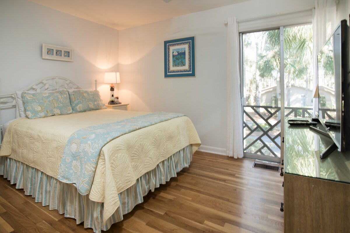 Spálňa pre hostí s manželskou posteľou Queen a TV s plochou obrazovkou. 