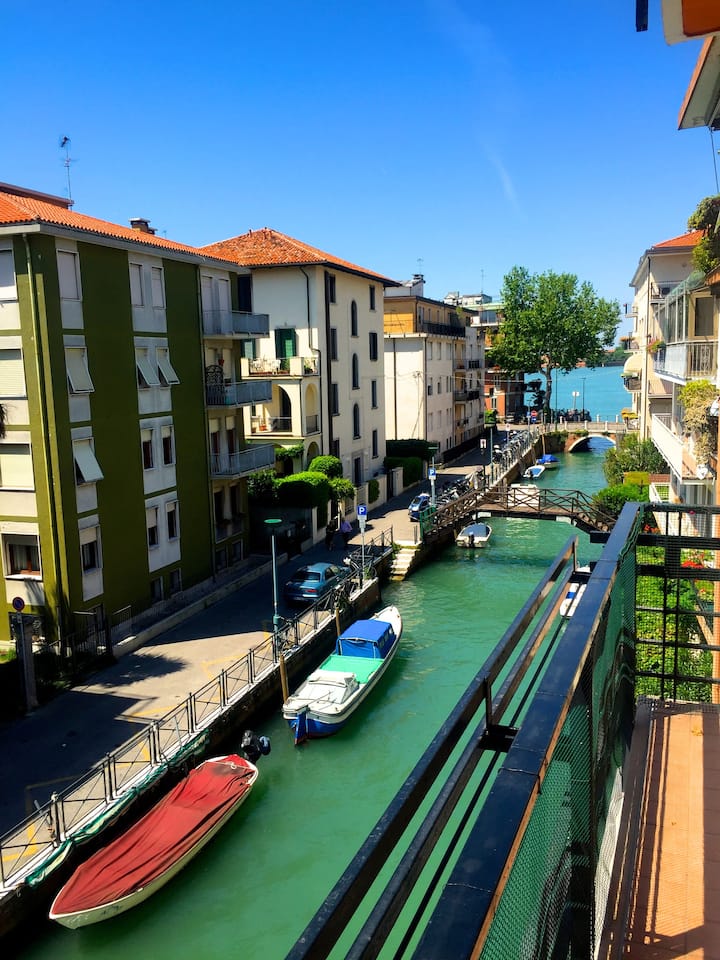 Lido di Venezia apartment in the centre with canal view Apartments