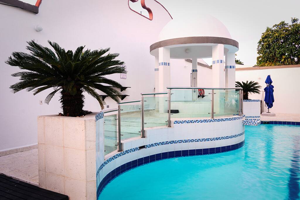 ZONA DE PISCINA Y JACUZZI