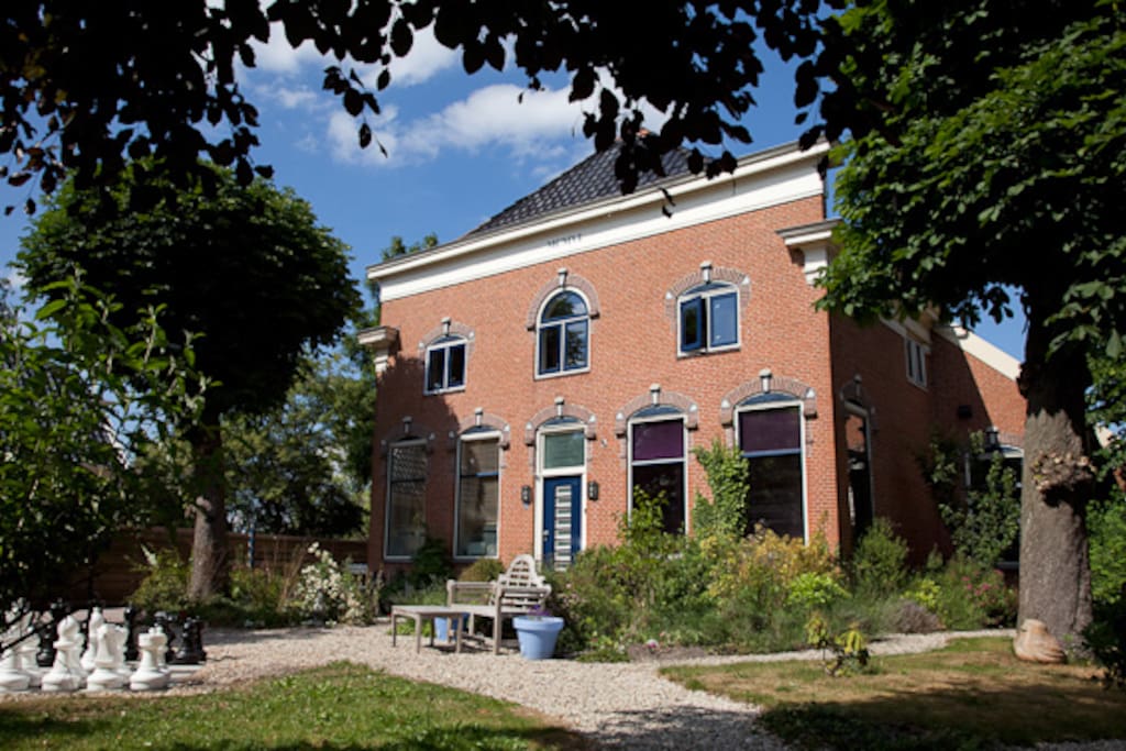 Uw kamer is onderdeel van een Groningse boerderij.