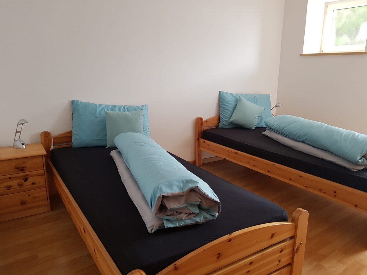 Spavaća soba s 2 kreveta za jednu osobu