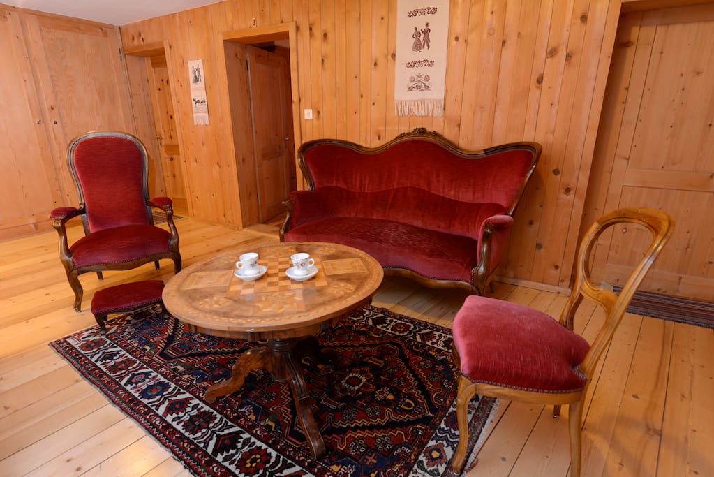Halle im Obergeschoss mit Bibliothek