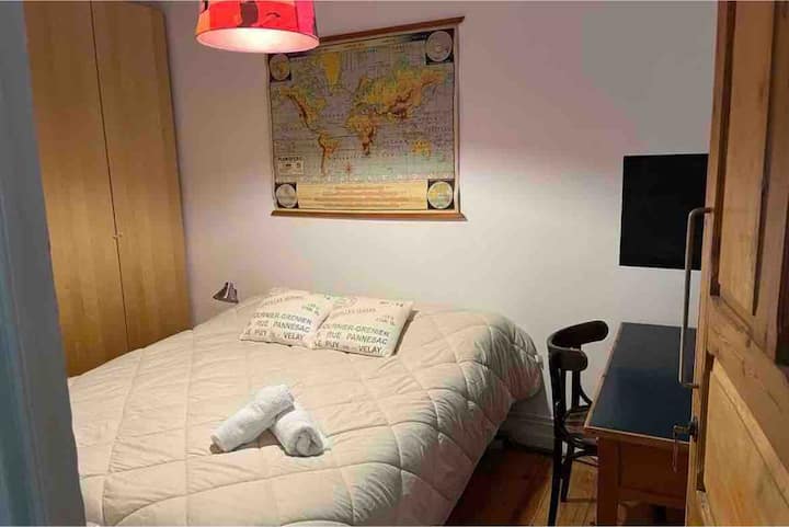 ห้องนอนพร้อมเตียงขนาดคิงไซส์ขนาด 1.50 ซม.