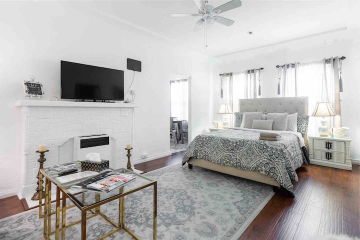 SUPER COZY STUDIO IN BEST LOCATION IN LA