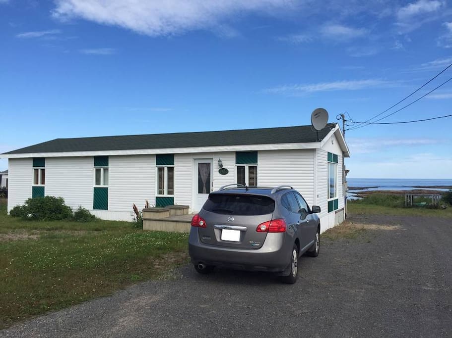 Belle petite maison sur le bord de mer avec grand stationnement.