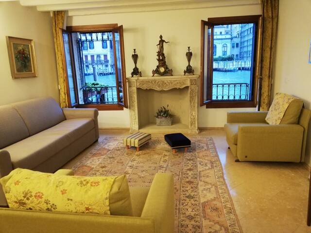 Grand Canal next to Guggenheim gallery image 2