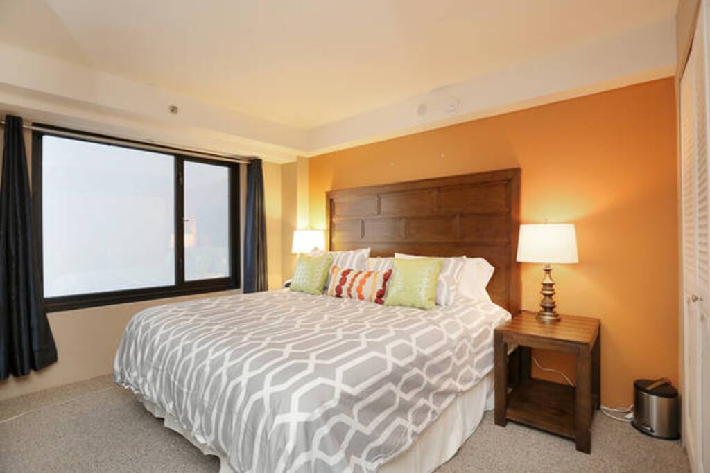 1 king bed perfect for couples or business travellers.