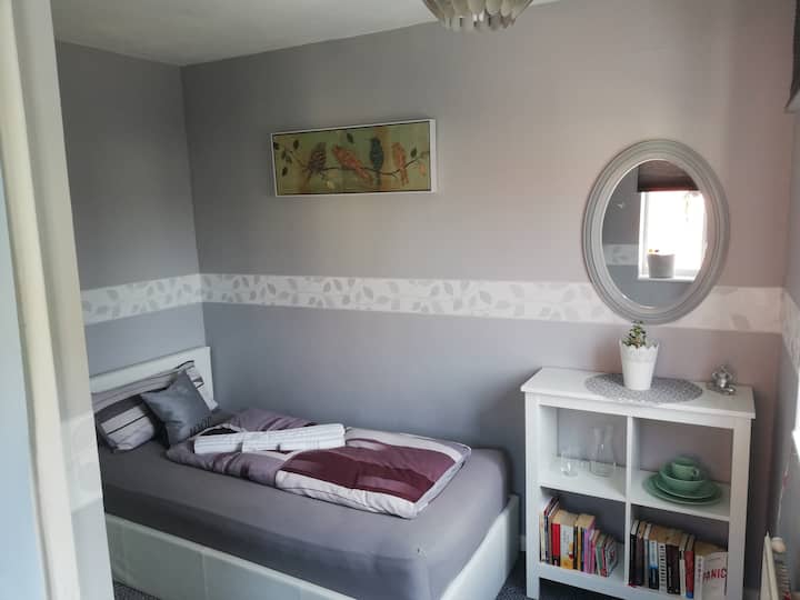 NEW furnished room 4mins from airport.