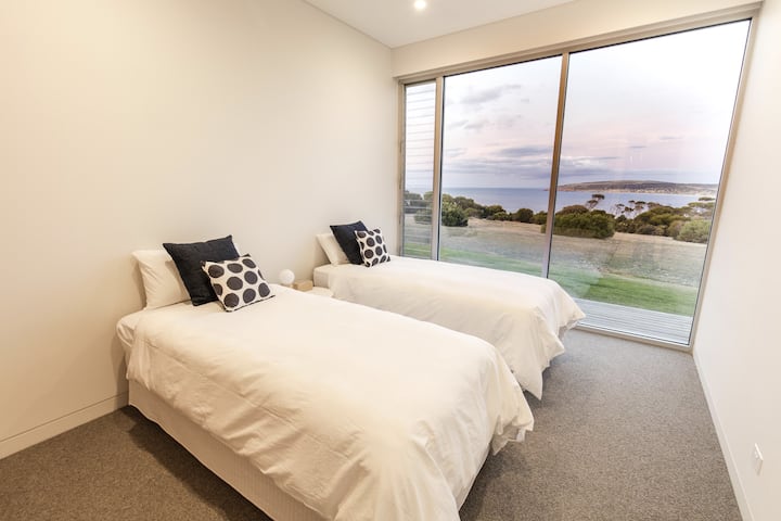 Bedroom 3 with 2 long single beds