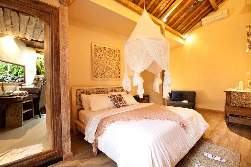 spacious master bedroom & access to the bathroom.