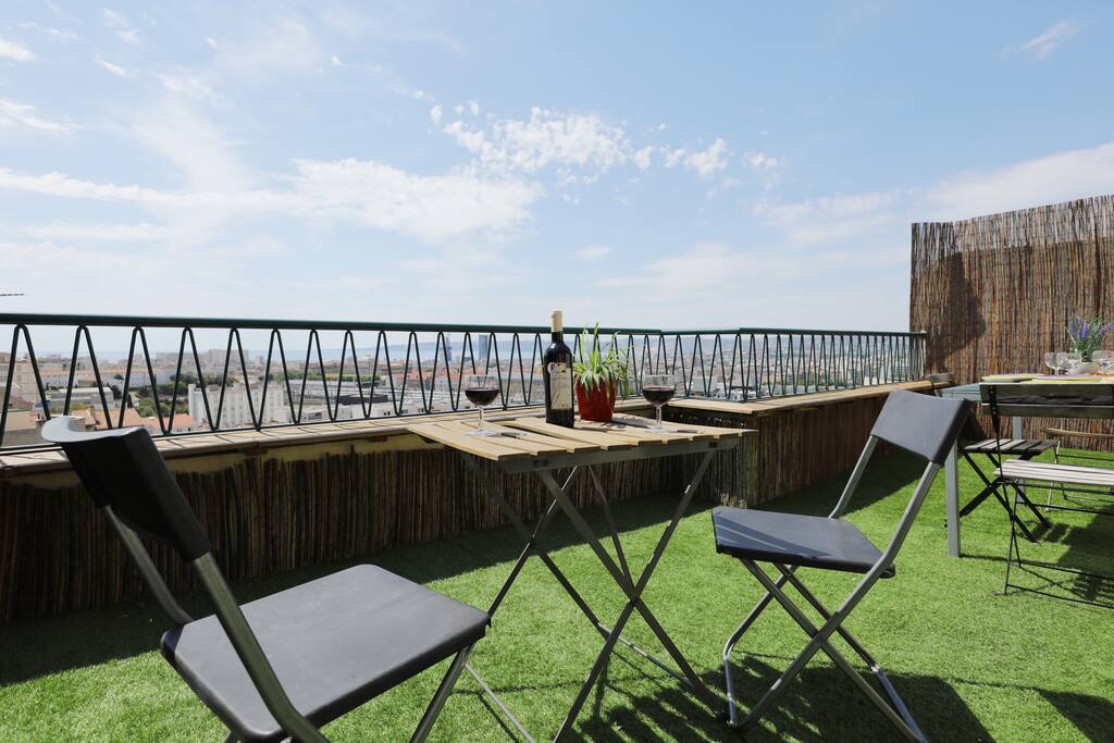 Rooftop (25m2 terrace) with panoramic sea view and city view (9th floor) : Sunset over the sea every evening !
