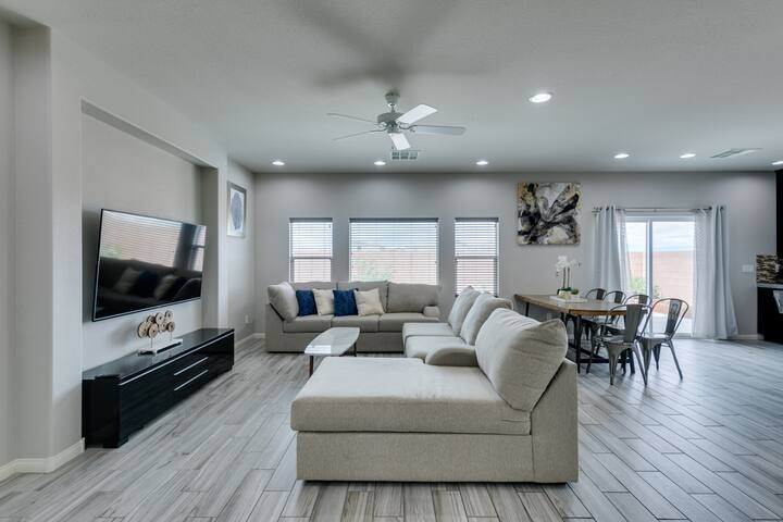 Beautiful 5 bedroom home 5 miles to strip