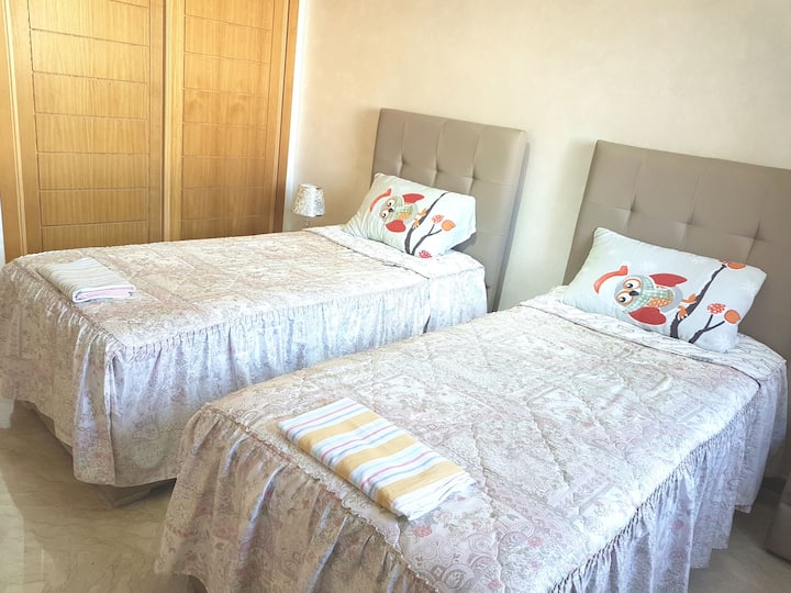 2º dormitorio con dos camas individuales (Mantas incluidas) / 2nd bedroom with two comfy beds (Sheets / blankets y covers provided)