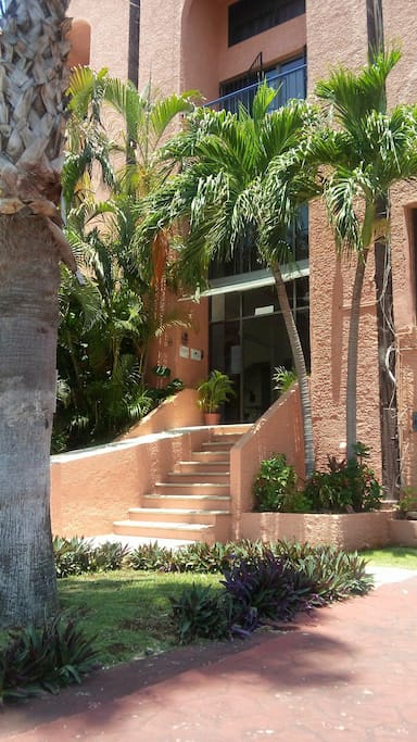 Building entrance (entrada del edificio)