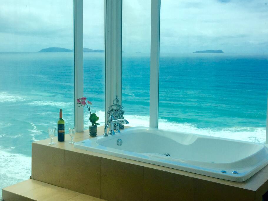 Master bedroom with its own Jauzzi, Bamazing sunset views.