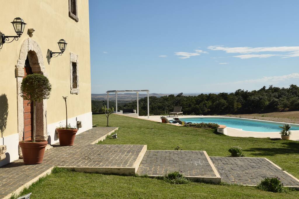Scorcio del giardino in prato inglese verso il mare