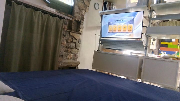 חדר שינה עם טלוויזיה 4K