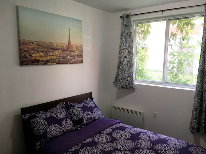 Hay una cama matrimonial con colchón mediano firme.  Se proporcionan ropa de cama y almohadas.  Hay un escritorio y una silla de vidrio y un protector de sobretensiones de 6 a 12 enchufes para tus aparatos electrónicos.