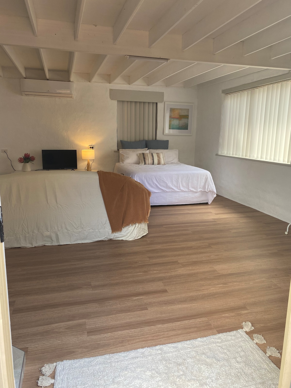 El apartamento estudio es de planta abierta con cama queen/sala de estar juntos. 