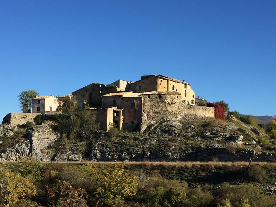 Le hameau, typique de Haute-Provence, entouré de champs de lavande