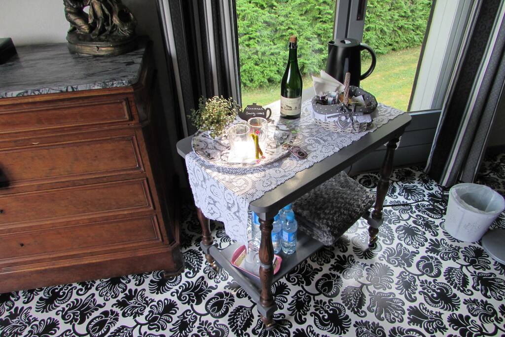 Chambre 1. Plateau de courtoisie.