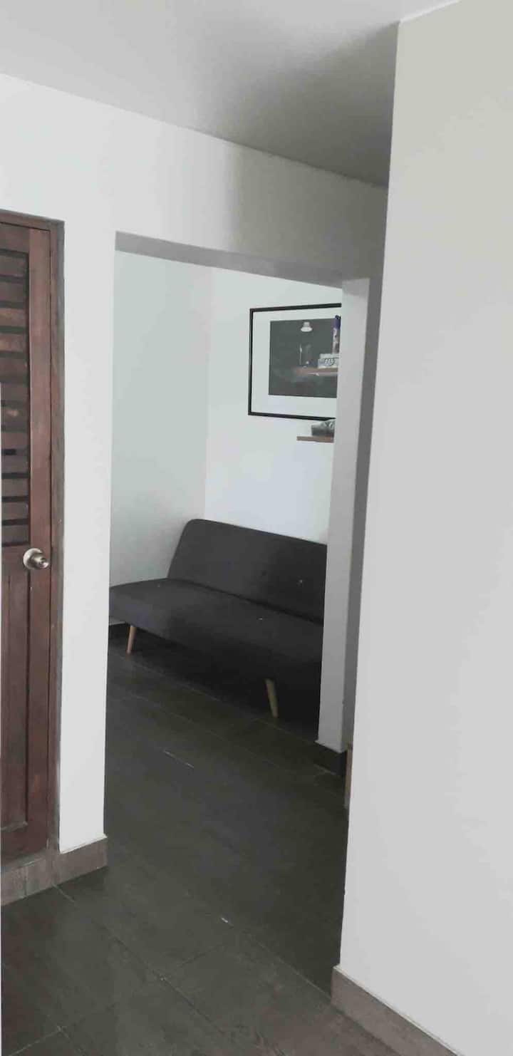 חדר קטן ומעשי למנוחה או לשימוש כספה נפתחת