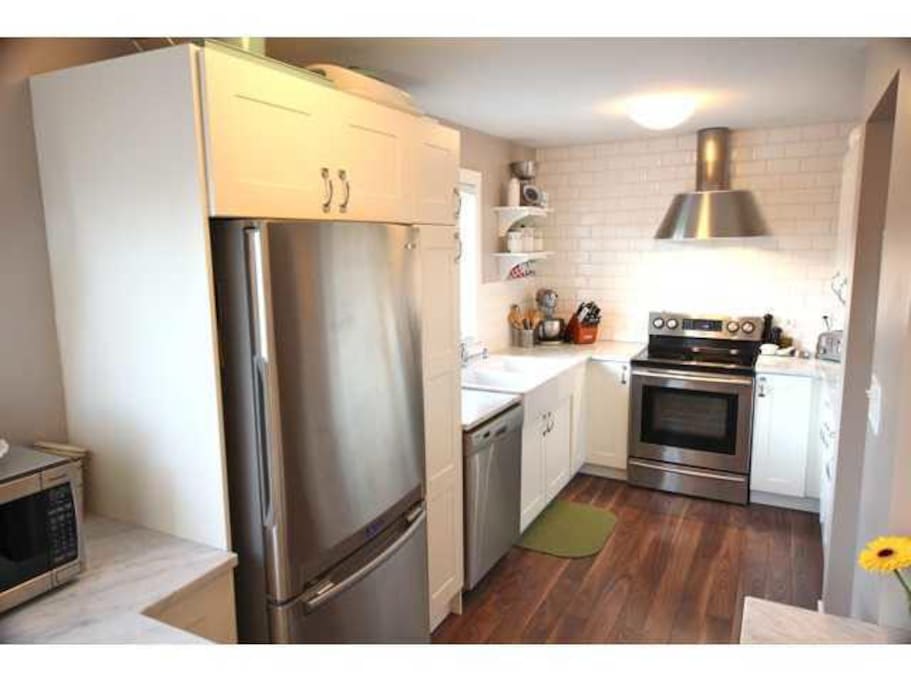 Clean, modern, fully equipped kitchen!