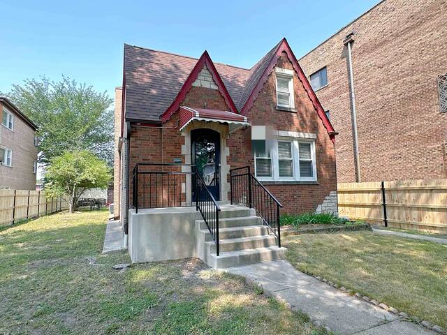 Luxury Family Home 6bed/3bath/4parking in Chicago gallery image 2