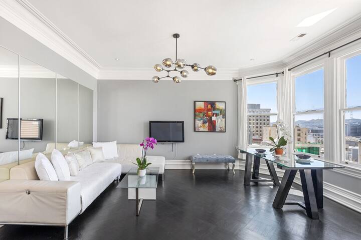 Pano View/ Winter Special 4BR/2.5BA in Nob Hill gallery image 5