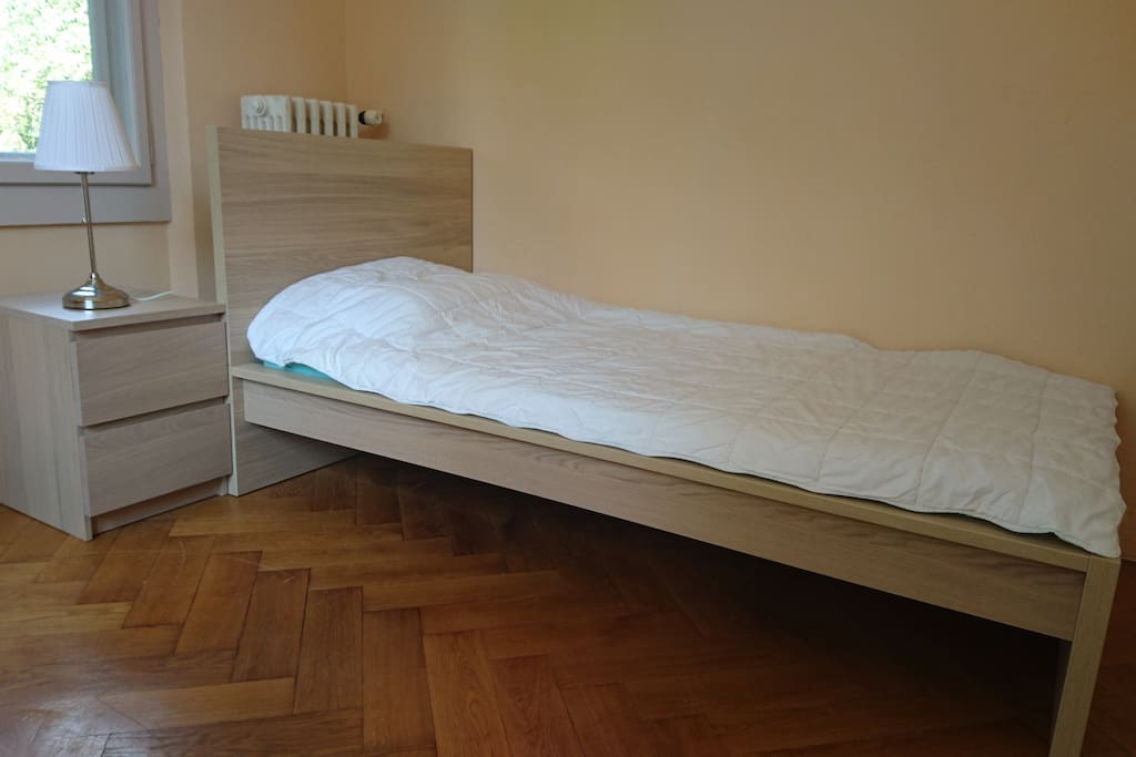 Le lit a été remplacé par un lit de 140x200.