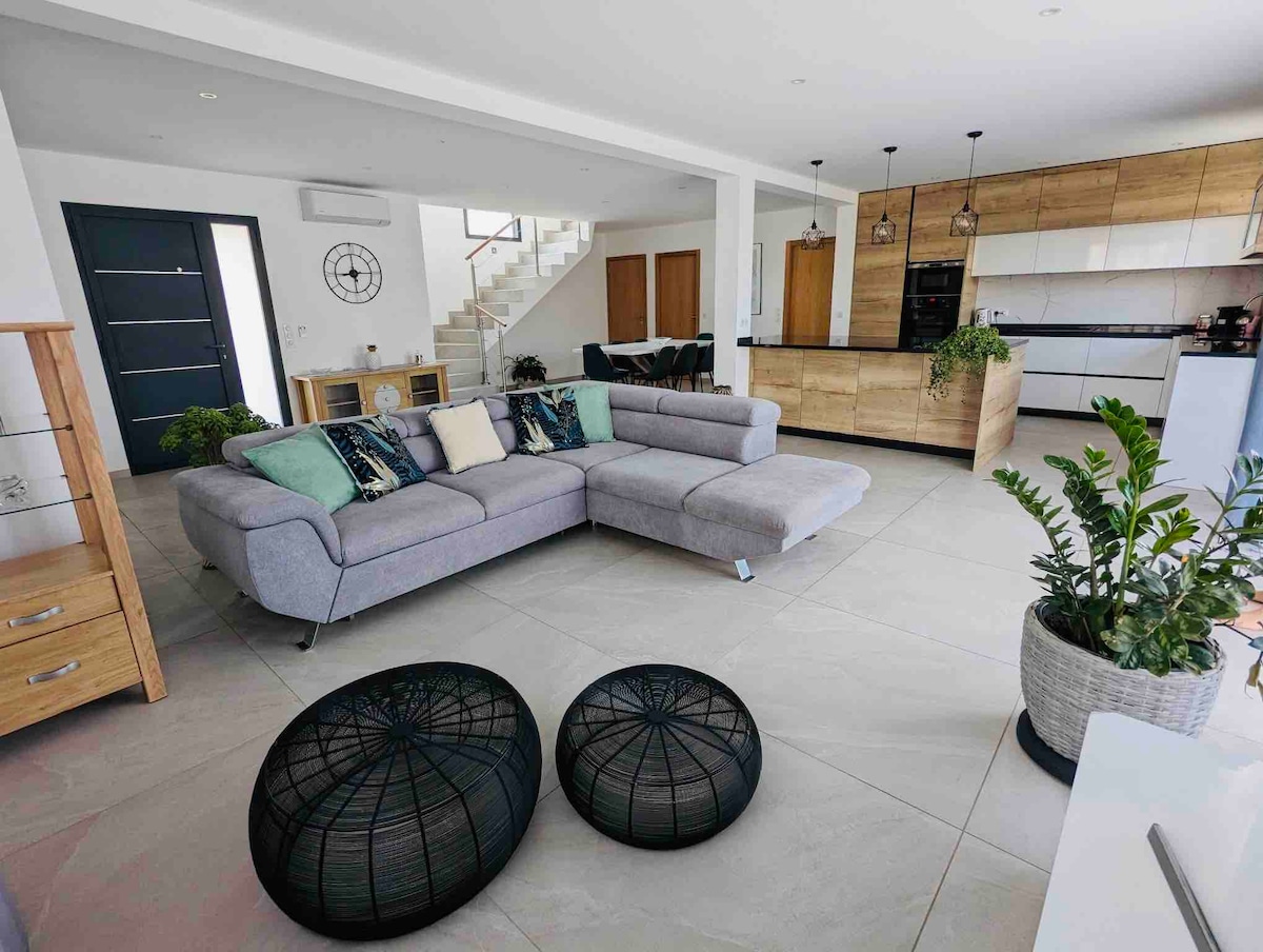 Top Airbnb: Villa with pool – 160 m2 – 4 Bedrooms in Calvi à Calvi