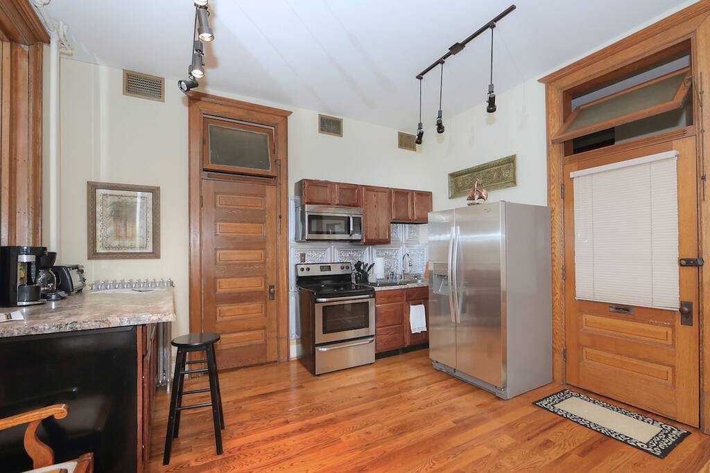 Kitchen & Dining Island in The White Rabbit Studio